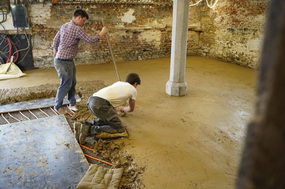 Malaxage sur site des matériaux pour dalle terre crue — CARTDESIGN