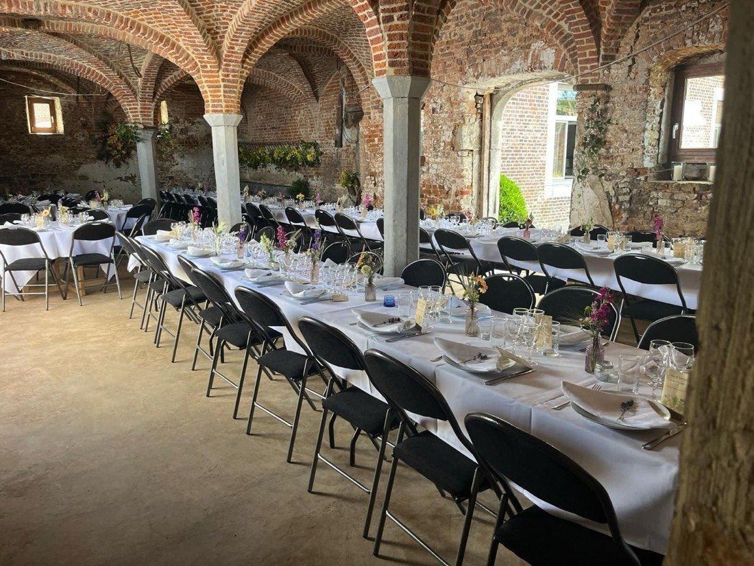 Mise en œuvre de la terre crue sur dalle chauffante — chantier CARTDESIGN