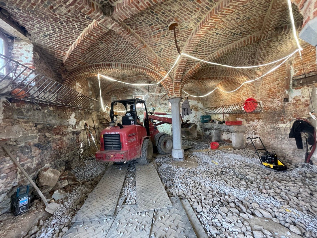 Hérisson ventilé au ras des pieds de mur — dalle terre crue CARTDESIGN