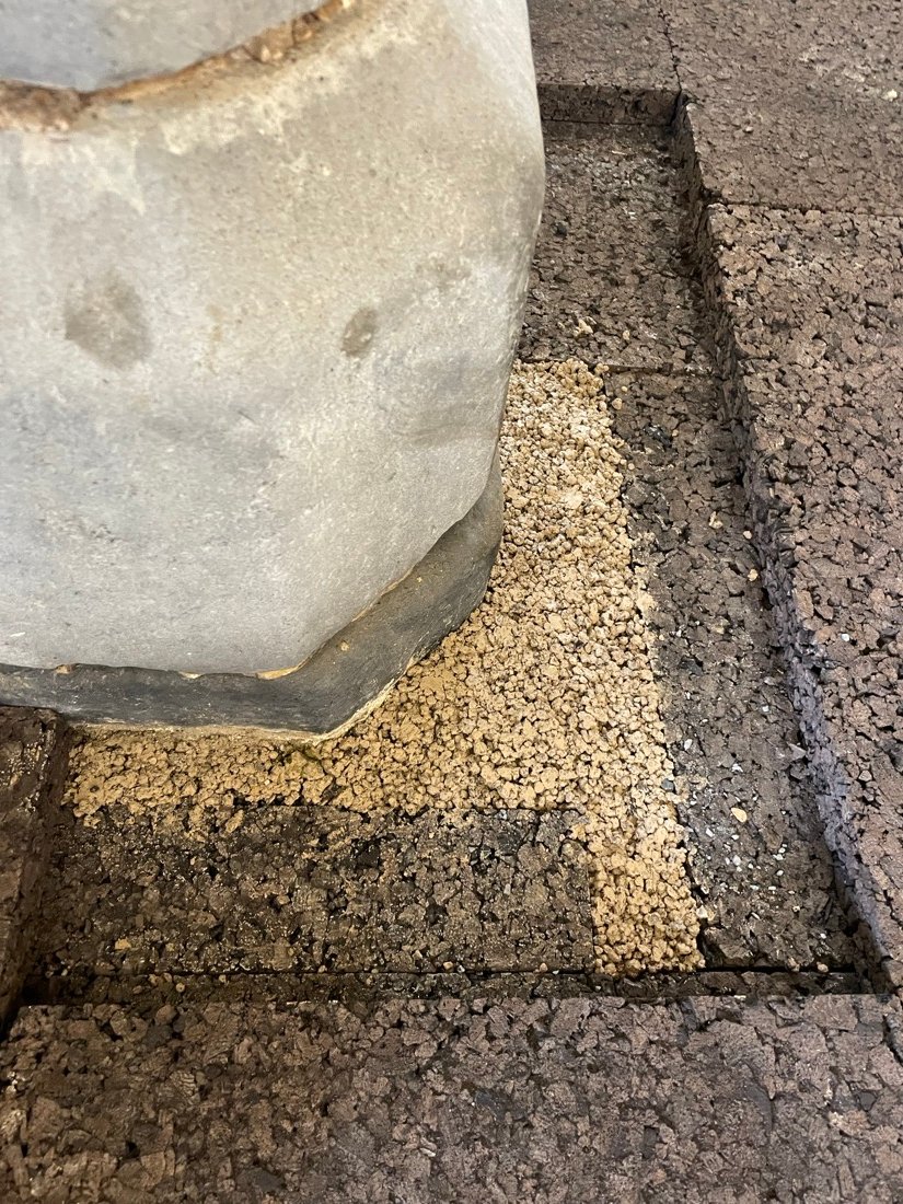 Détail isolation liège formes complexes sous dalle terre crue — CARTDESIGN