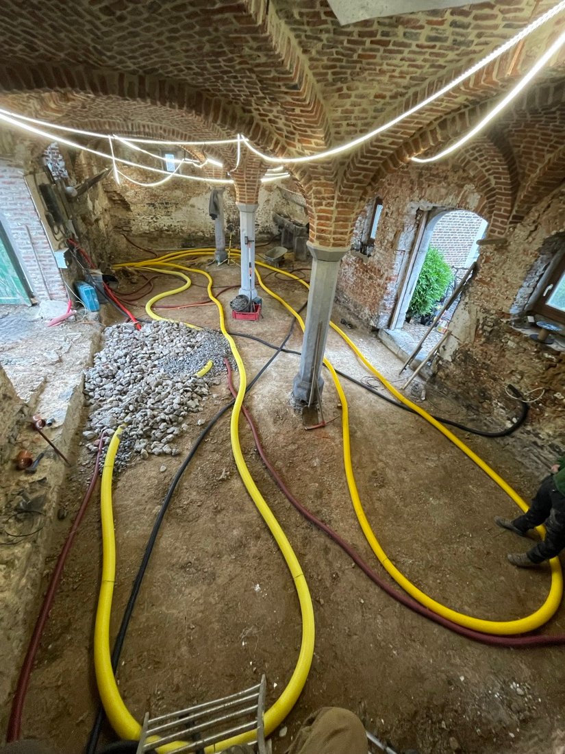 Passage des techniques sous hérisson ventilé — dalle terre crue CARTDESIGN