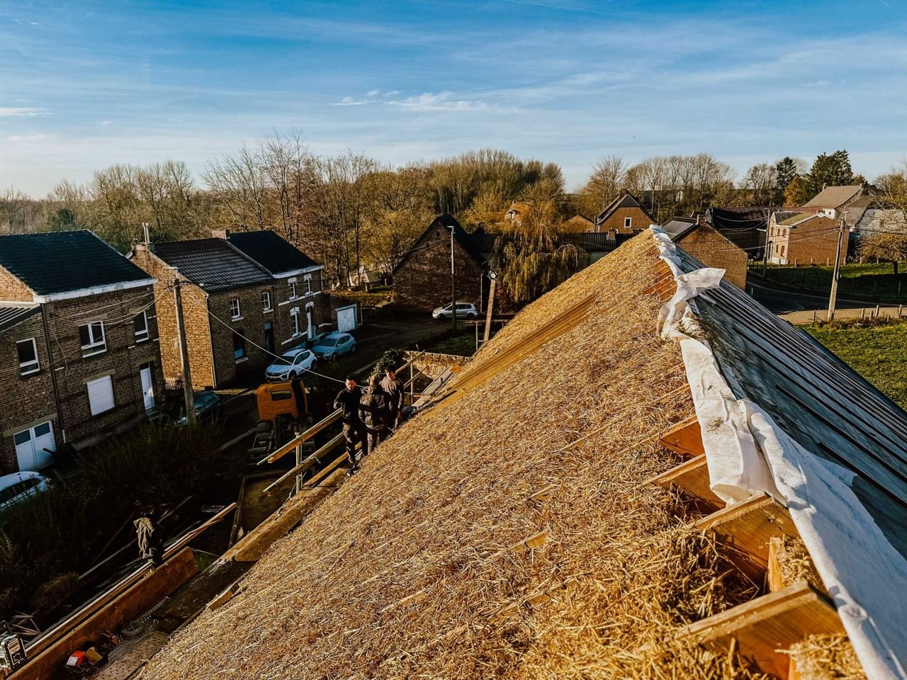 Isolation paille sur toiture en construction — équipe CARTDESIGN
