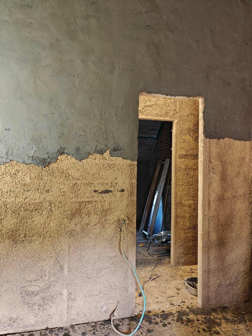 Cloison en enduit terre-paille, chantier en cours — CARTDESIGN