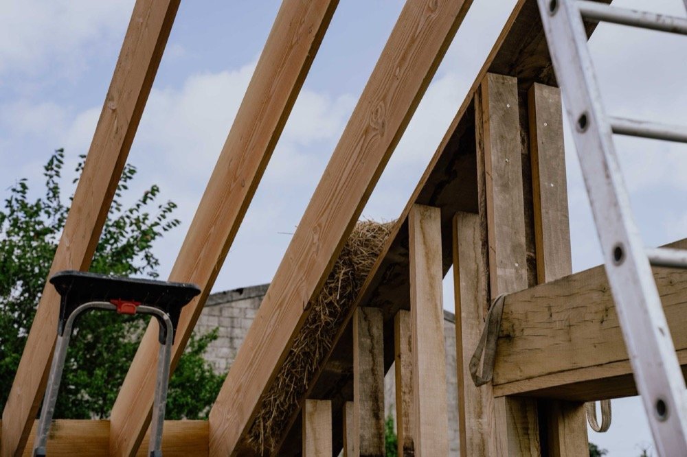 Construction ossature bois et paille technique GREB — réalisation CARTDESIGN Belgique