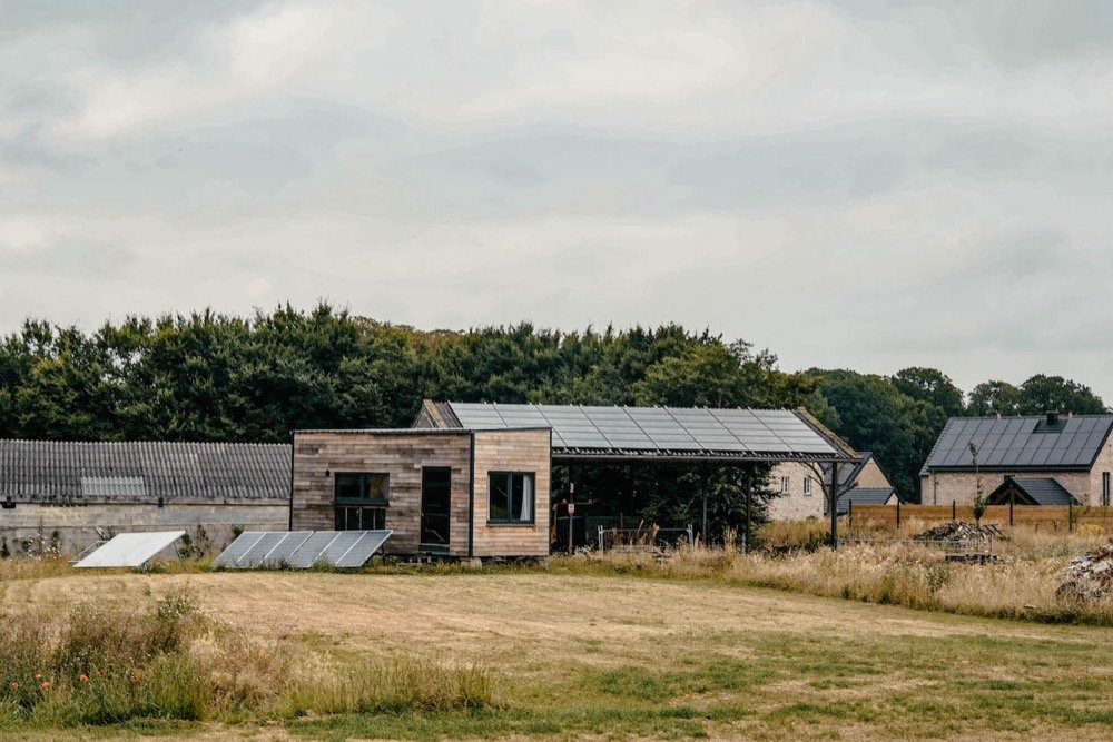 Tiny house avec panneaux solaires — réalisation CARTDESIGN